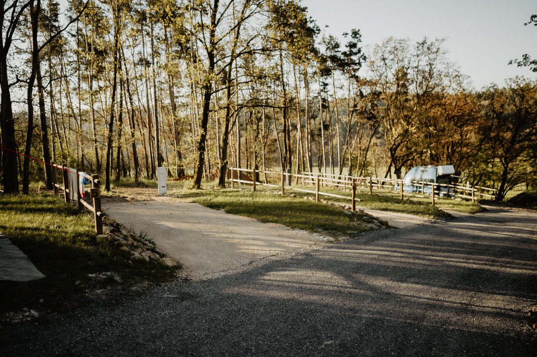 Stanové místo na upravené louce v tichém koutě kempu.